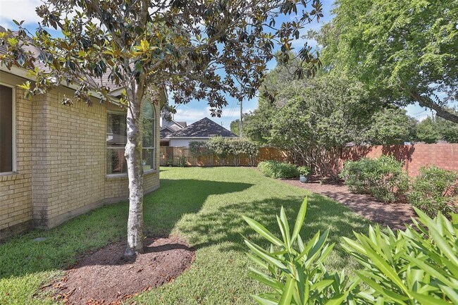 Building Photo - 8414 Green Valley Dr