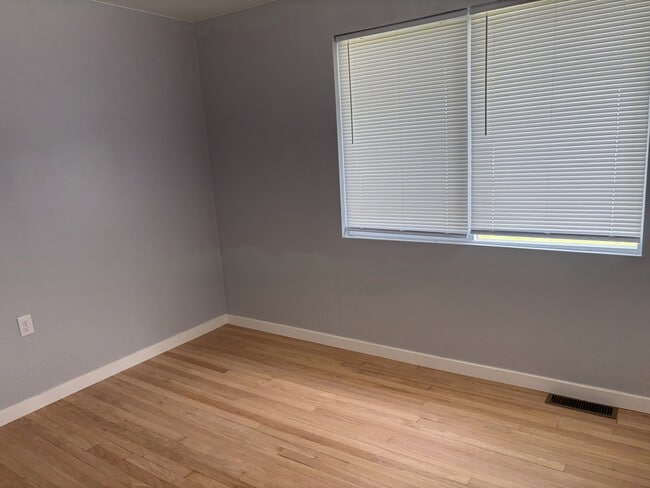 Building Photo - 1095 3rd St