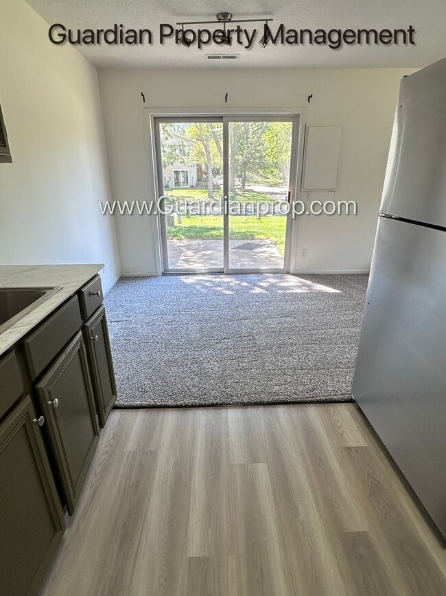 Building Photo - Renovated Burnsville Town Home, 2 Car Garage, W/D in Unit, Walk Out Patio, Dishwasher