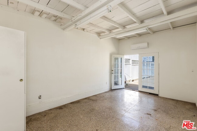 Building Photo - 1553 N Stanley Ave