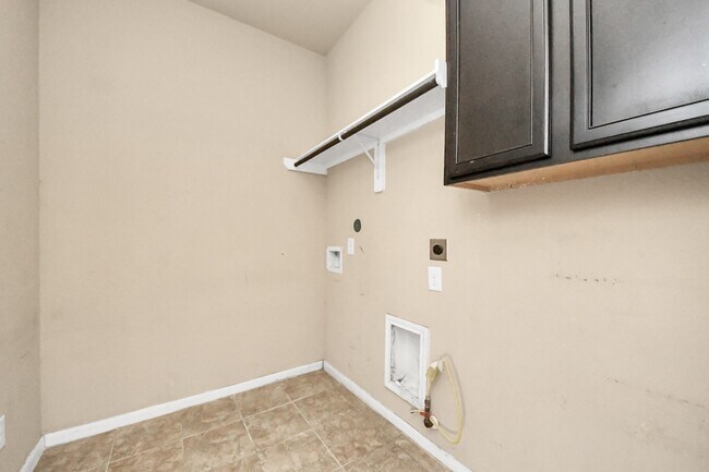 Building Photo - 7610 Willow School Dr