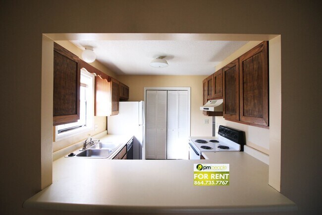 Building Photo - Convenient location