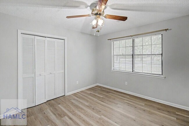 Building Photo - 21 Pinewood Ln