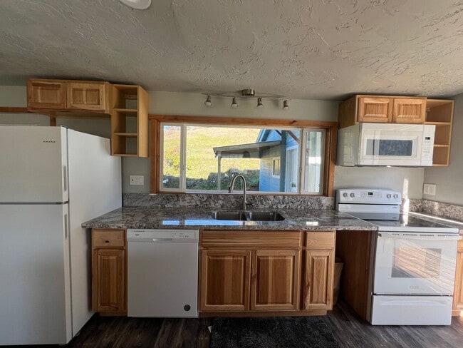 Building Photo - Peaceful Country Home with Patio & Detached Garage