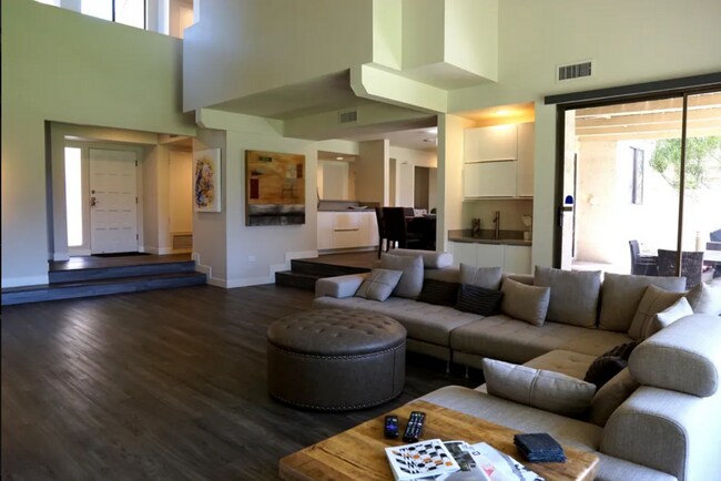 Building Photo - Newly Remodeled, Furnished 3 bed / 2.5 bat...