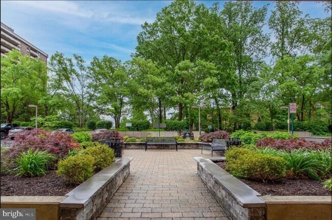 Building Photo - 1808 Old Meadow Rd