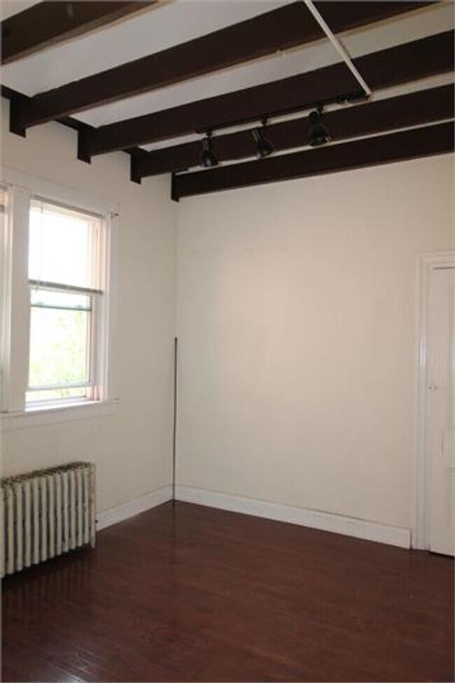 Building Photo - Beautiful Townhome on Quiet Street in the ...