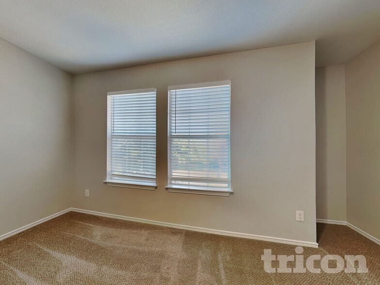 Building Photo - 160 Hinge Path