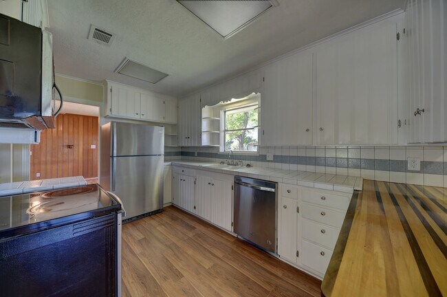 Building Photo - 415 Silliman St