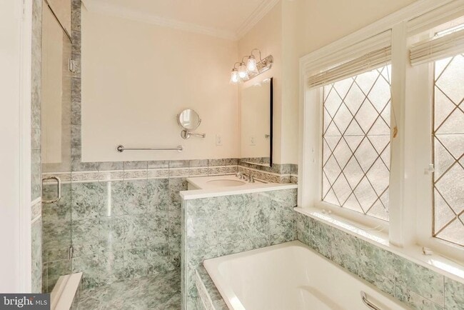 Building Photo - 4001 N Ridgeview Rd