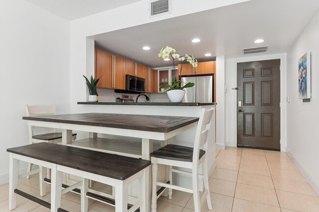 Building Photo - 610 Clematis St