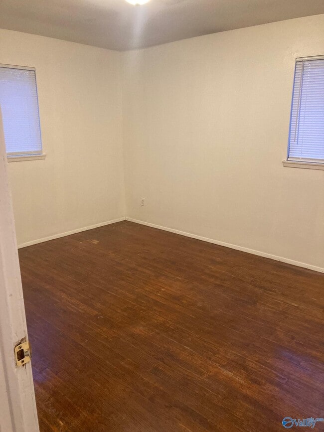 Building Photo - 702 Mastin Lake Rd NE