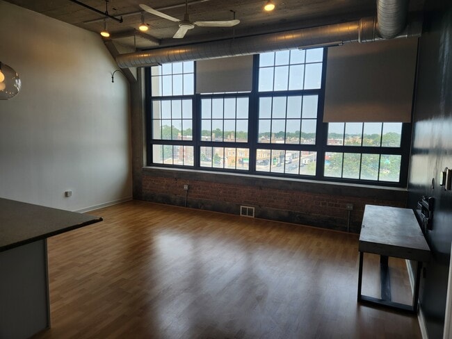 Building Photo - 3963 W Belmont Ave