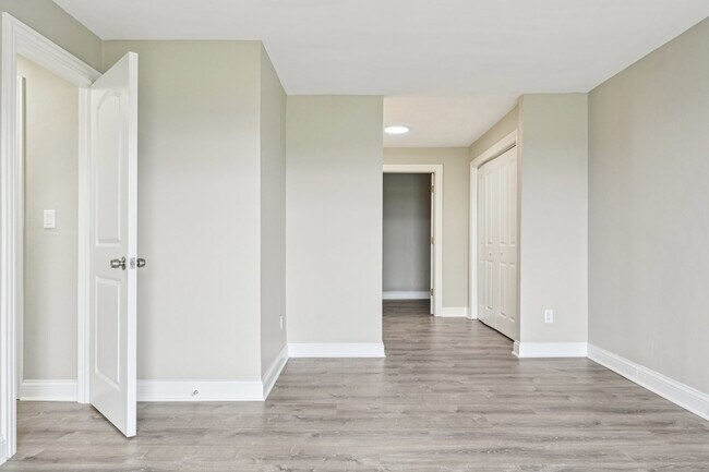 Building Photo - 1406 Busse Rd