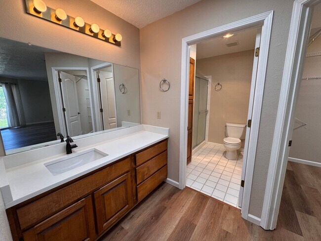 Building Photo - Spacious 2 Bedroom, 2 Bathroom, 2 Car Garage
