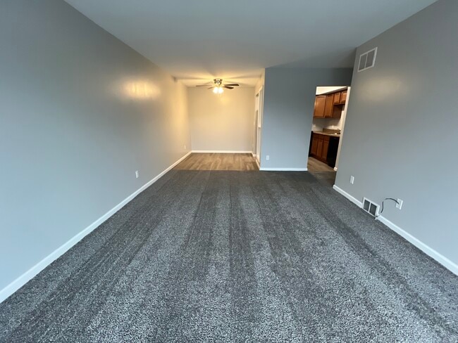 2RB, 1BA - 881SF - Living Room With Balcony - Fountainview East Apartments