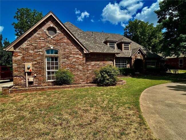 Building Photo - 1808 Oak Forest Dr