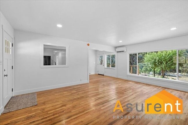 Building Photo - Jacksonville Home with in home office internet included.