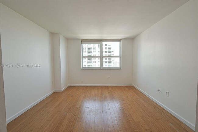 Building Photo - 1155 Brickell Bay Dr