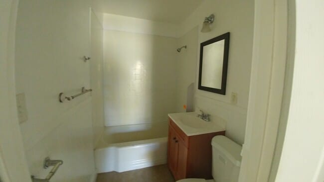 Building Photo - 2 Bedroom 1 Bath- House