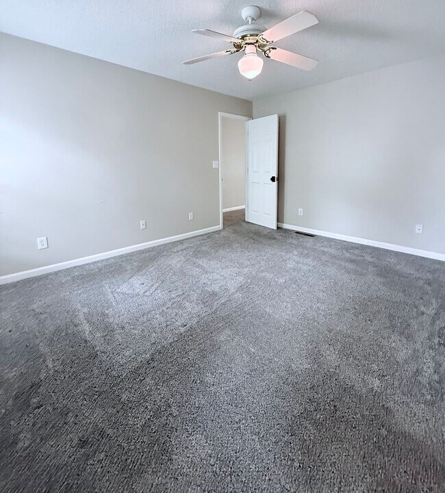 Building Photo - 31 White Oak Dr SE