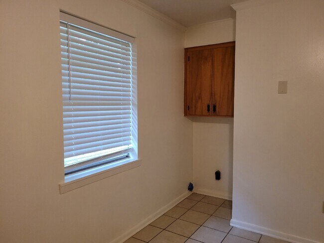 Building Photo - 2 bed / 1 bath apartment