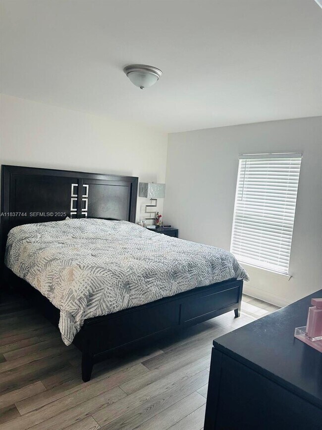 Building Photo - 2524 NE 5th Ave