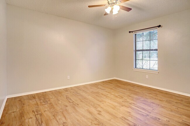 Building Photo - Super Nice 3-2-2 Brick Home!