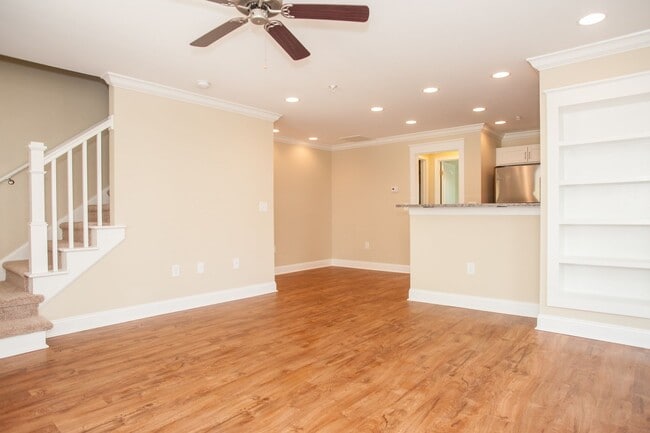 Building Photo - 3 Bedroom Townhouse at the Woodlands - END UNIT * only $500 deposit - End Unit- 1 month free when...