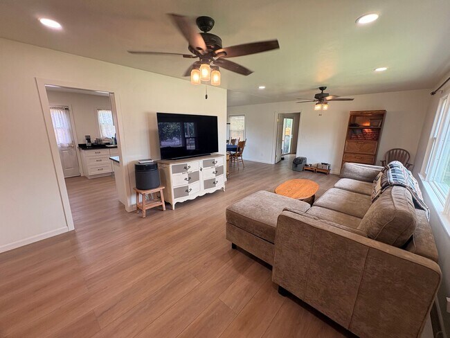 Building Photo - Renovated 3 bedroom home for rent!