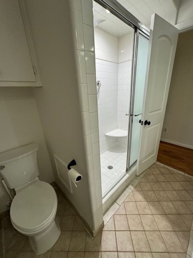 Building Photo - 305 Glen Oak Dr