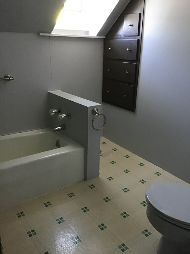 Building Photo - Spacious, Family Friendly, In-Town Home