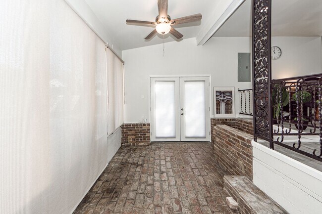 Building Photo - 3 BD 2.5 Bath Charming Home