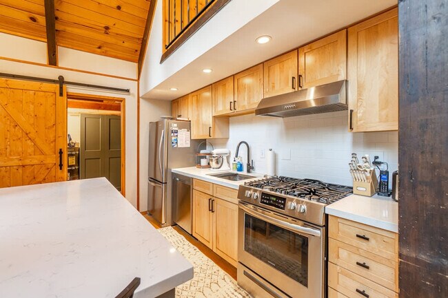 Building Photo - 300 Tomahawk Ave