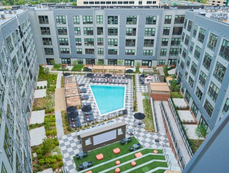 Central Courtyard - Pool and Lounge Area - The Pennant at North Crossing