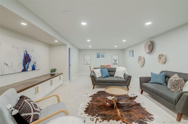 Building Photo - 5 Bedroom 3 Bathroom in Denver's Southmoor...