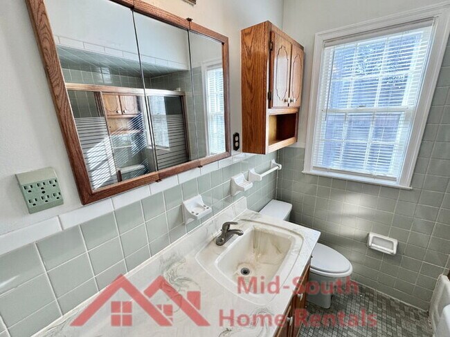 Building Photo - 135 S Greer St