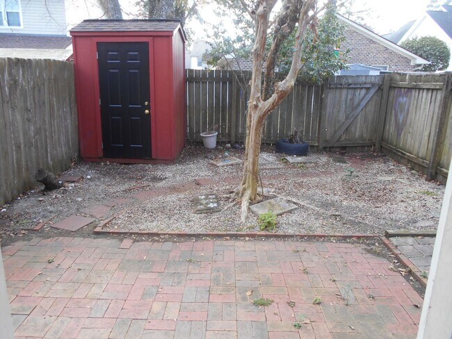 Building Photo - 2 bedroom townhome blocks from the beach.