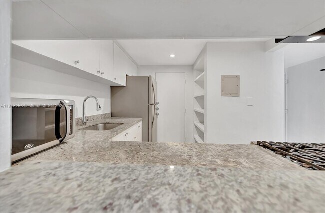 Building Photo - 6890 N Kendall Dr
