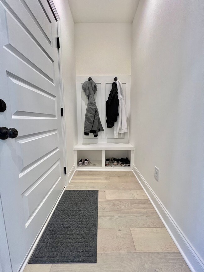 Building Photo - 3 Bed, 2.5 Bath Townhome w/ 1 Car Garage