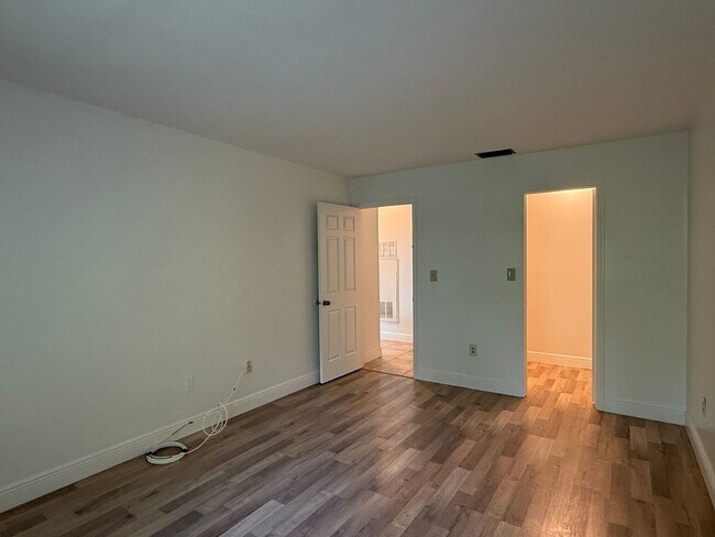 Building Photo - Soaring Ceilings, 2 bedrooms w/a loft
