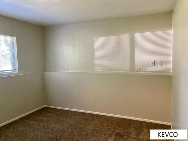 Building Photo - Incredible House and Yard!