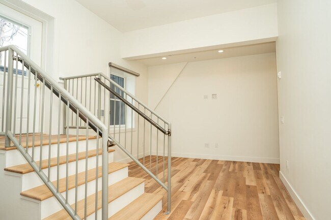 Building Photo - **  AVAILABLE AUGUST 2026  **  Beautiful Downtown Apartment with Private Rooftop Deck  Call to in...