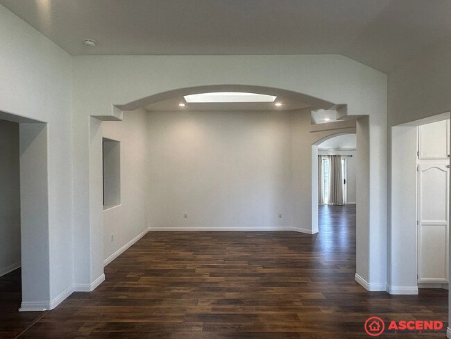 Building Photo - Spacious 3BD/2.5BA Home in Bakersfield's 93311 — HOA Community, Pool, Fireplace, Garage & Small P...