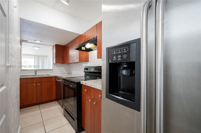 Building Photo - 9220 Fontainebleau Blvd