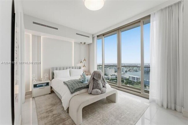 Building Photo - 17901 Collins Ave