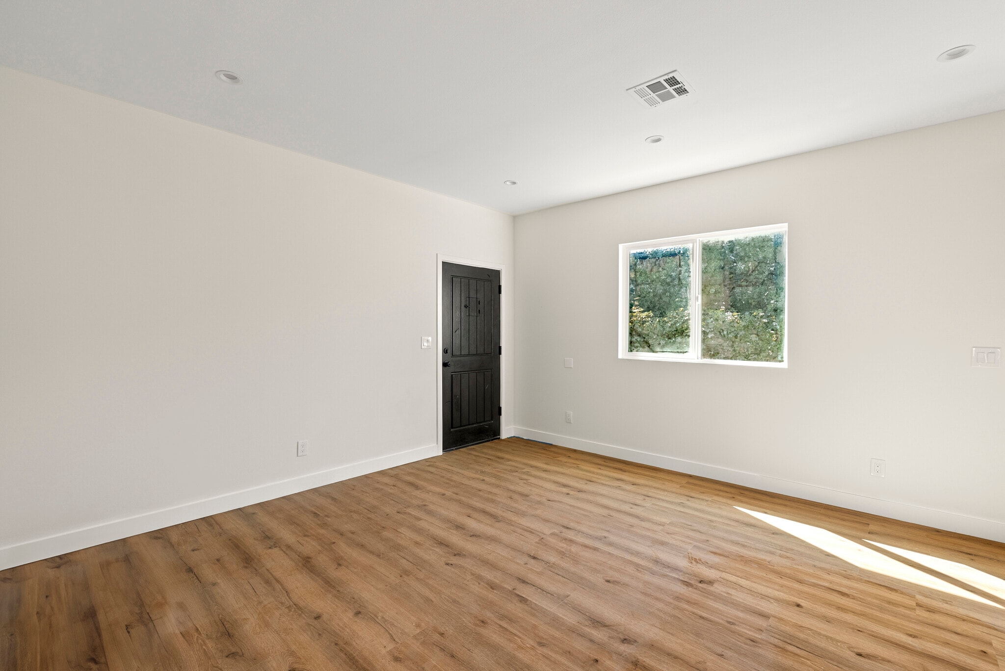Building Photo - 3043 S Bronson Ave