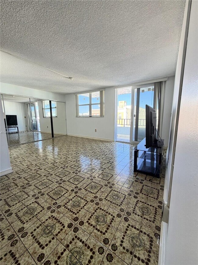 Building Photo - 720 Collins Ave