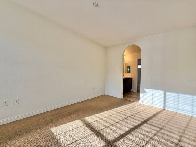 Building Photo - Beautiful 3 Bedroom townhome in San Marcos!