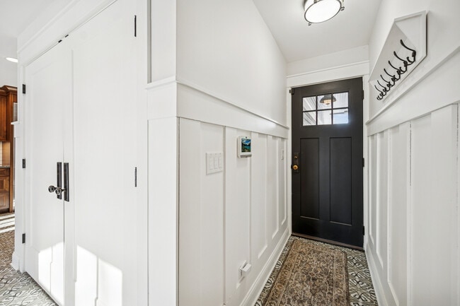 Building Photo - 525 W Deerpath Rd